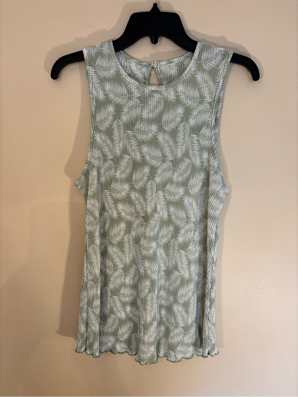 Leaf-Print Sleeveless Tank Top in Sage Green